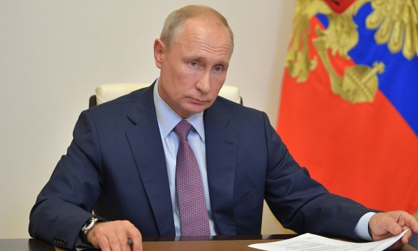 Путин поручил обеспечить увеличение роста зарплат в 2023 году